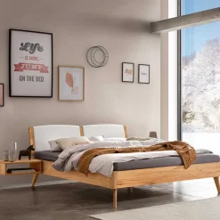 Wohnen Betten<Bett aus Wildbuche massiv mit Kunstleder - Syanta