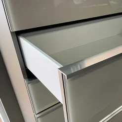 Wohnen Sideboards<Breite Kommode in Hellgrau mit Glasfront - Nucina