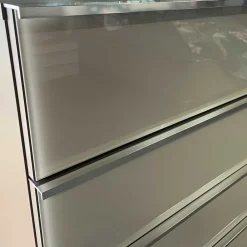 Wohnen Sideboards<Breite Kommode in Hellgrau mit Glasfront - Nucina