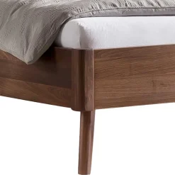 Wohnen Betten<Doppelbett Gestell aus Nussbaum geölt - Carloletta
