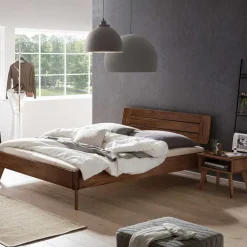 Wohnen Betten<Dunkles Holzbett aus Nussbaum Massivholz - Vetonia