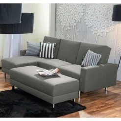 Wohnen Sofas<Ecksofa mit Hocker in Hellgrau mit Chrom - Setians (zweiteilig)