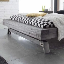 Wohnen Betten<Graues Massivholzbett Firendra im Vintage Industry Style