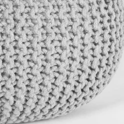 Wohnen Hocker<Hellgrauer Hocker mit Strickstoff Bezug - Udjaca