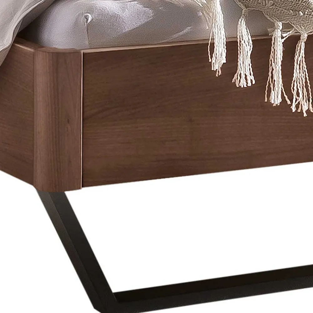 Wohnen Betten<Industrial Bett aus Nussbaum massiv - Bluesa