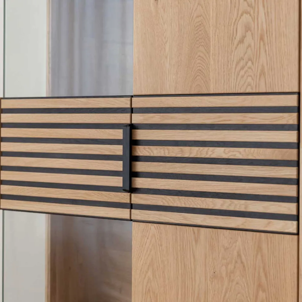 Wohnen Highboards|Vitrinen<Massivholz Vitrine in Eiche mit Schwarz - Eribella