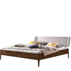 Wohnen Betten<Nussbaum Bett mit extravagantem Kopfteil - Astosa