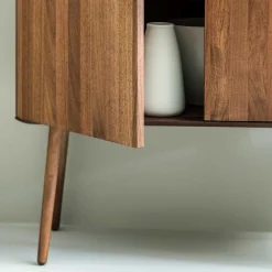 Wohnen Highboards<Retro Chic Highboard aus Nussbaum - Rivossa