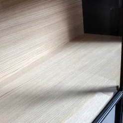 Wohnen Vitrinen<Vitrinenschrank in Kiefer und Schwarz - Angoro