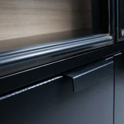 Wohnen Vitrinen<Vitrinenschrank in Kiefer und Schwarz - Angoro